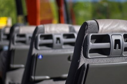 Co warto wiedzieć o ofertach firm zajmujących się wynajmem busów?