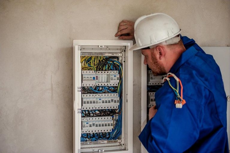 Jak wybrać rzetelnego elektryka do domowej instalacji w poznaniu?