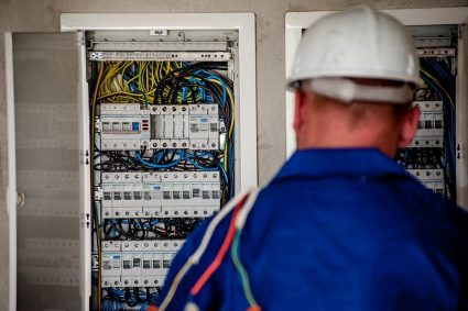 Jak wybrać rzetelnego elektryka do domowej instalacji w poznaniu?